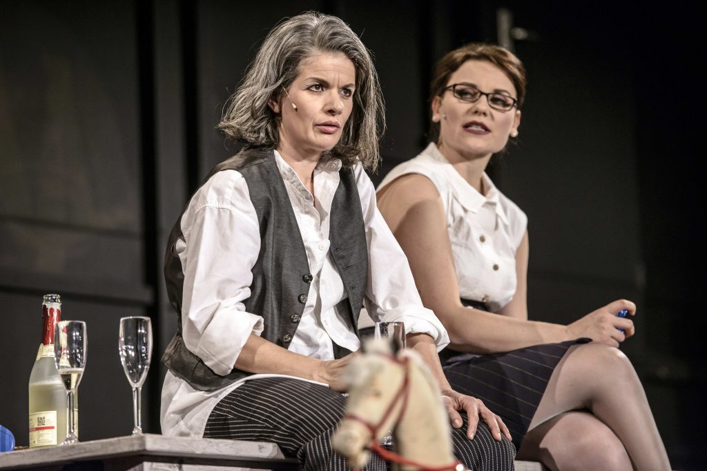 Molly EyreSchauspiel von Tamsin Kate WalkerJürgen R. Weber (Inszenierung, Ausstattung)Andrea Seitz (Molly Eyre)Hellen-Swantje Wecker (Uta Treff)Carolin Isabelle Ruthig (Ranga)Kristin Graf (Celesta)Theater-ErfurtPremiere Fr, 20. Februar 2015, 19.